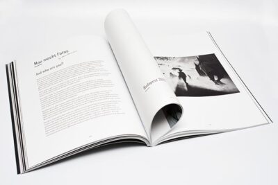 ein aufgeschlagenes Buch vor weißem Hintergrund