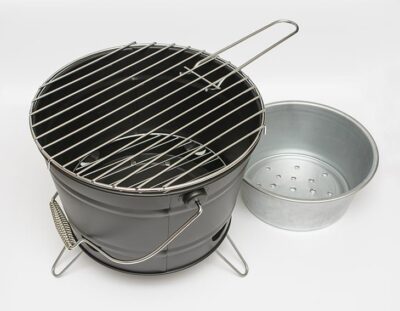 ein Grilleimer vor weißem Hintergrund