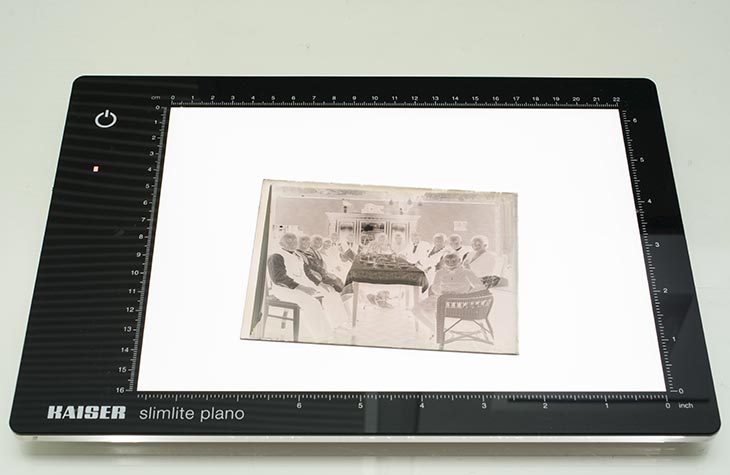 eine fotografische Platte liegt auf einer Leuchtplatte